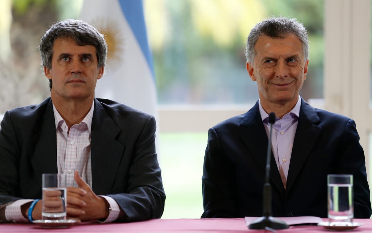 Macri pidió la renuncia al ministro de Hacienda y Finanzas, Alfonso Prat Gay, por los pobres resultados económicos del país.