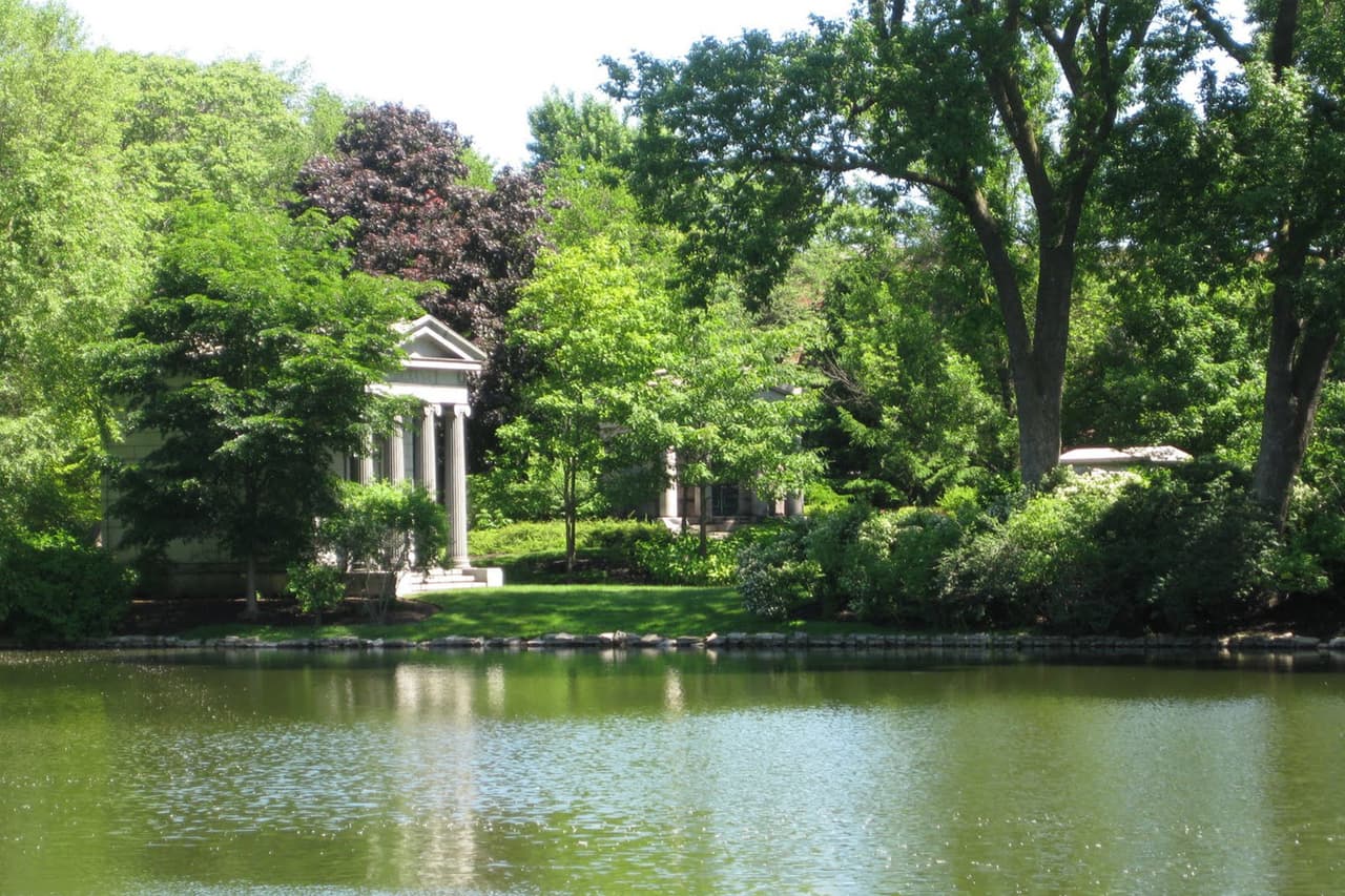 <a href="https://www.gracelandcemetery.org/" target="_blank">Graceland Cemetery </a>n o es un cementerio típico, tiene mucha historia. Es cierto que hay lápidas y monumentos para hacerte saber que estas personas fueron importantes en la vida y quieren que lo sepas, pero en realidad se siente más como un parque. Puedes hacer un picnic, andar en bicicleta, almorzar en una de sus bancas o cerca del lago que hay en el centro. Dirección: 4001 N Clark St Chicago, IL 60613.
<br>
<br>