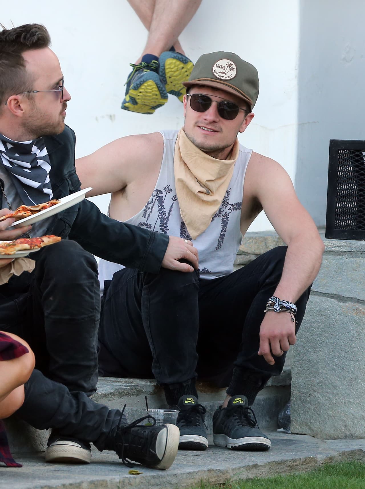 Josh Hutcherson platicando con sus amigos.