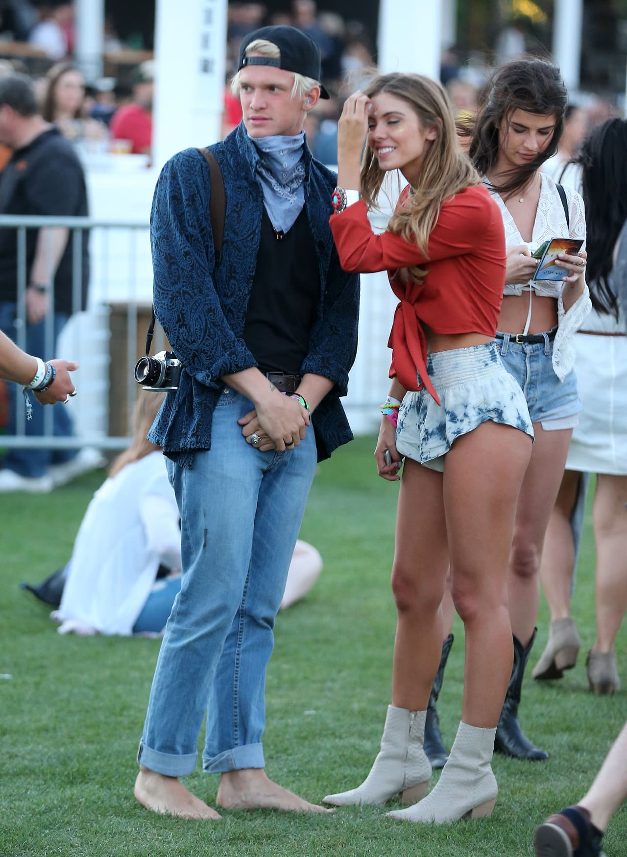 Aquí vemos a Cody Simpson muy bien acompañado.