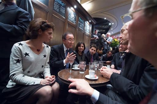 Tomando un café en La Bonne Biere, Ban Ki-moon rinde homenaje a las víctimas de los ataques en París