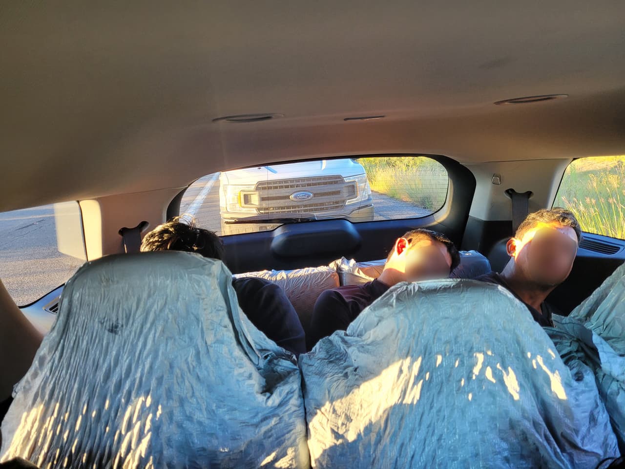 En Wilcox detuvieron a vehículo rentado cerca de Benson, el jueves pasado. Dentro de la SUV con sobrepeso, descubrieron a dos ciudadanos estadounidenses traficando con 10 inmigrantes. Además, se incautó una pistola a un contrabandista y una segunda arma estaba debajo del asiento del conductor.