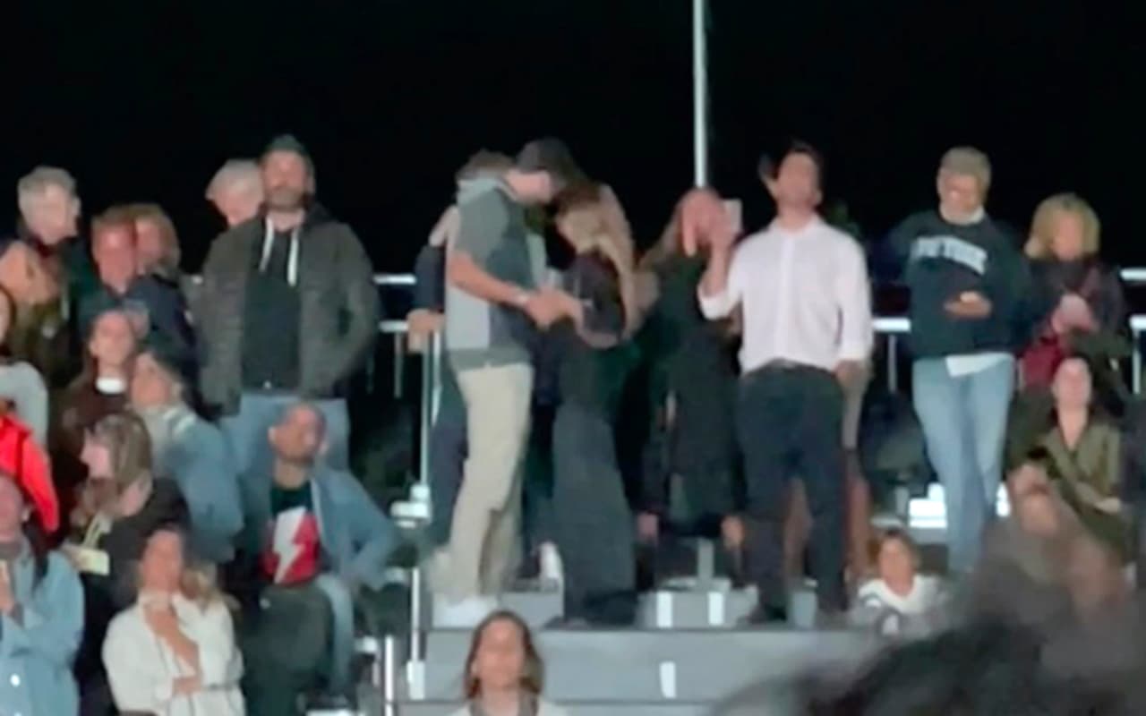 De acuerdo con el paparazzo Jordi Martín, colaborador de El Gordo y La Flaca, Shakira también habría acudido a los especialistas pues está "destrozada" por la manera en que Piqué se exhibe con la joven.
<br>