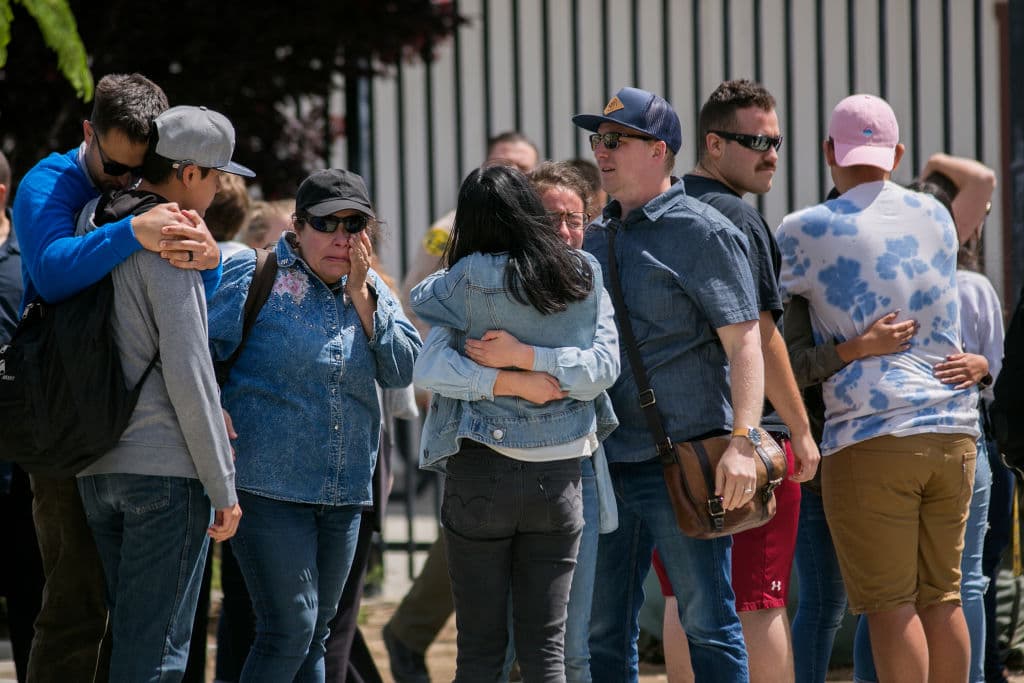 Otro estudio de CNN muestra que en la última década ha habido unos 188 tiroteos en escuelas, con un saldo de 356 víctimas.
<br>