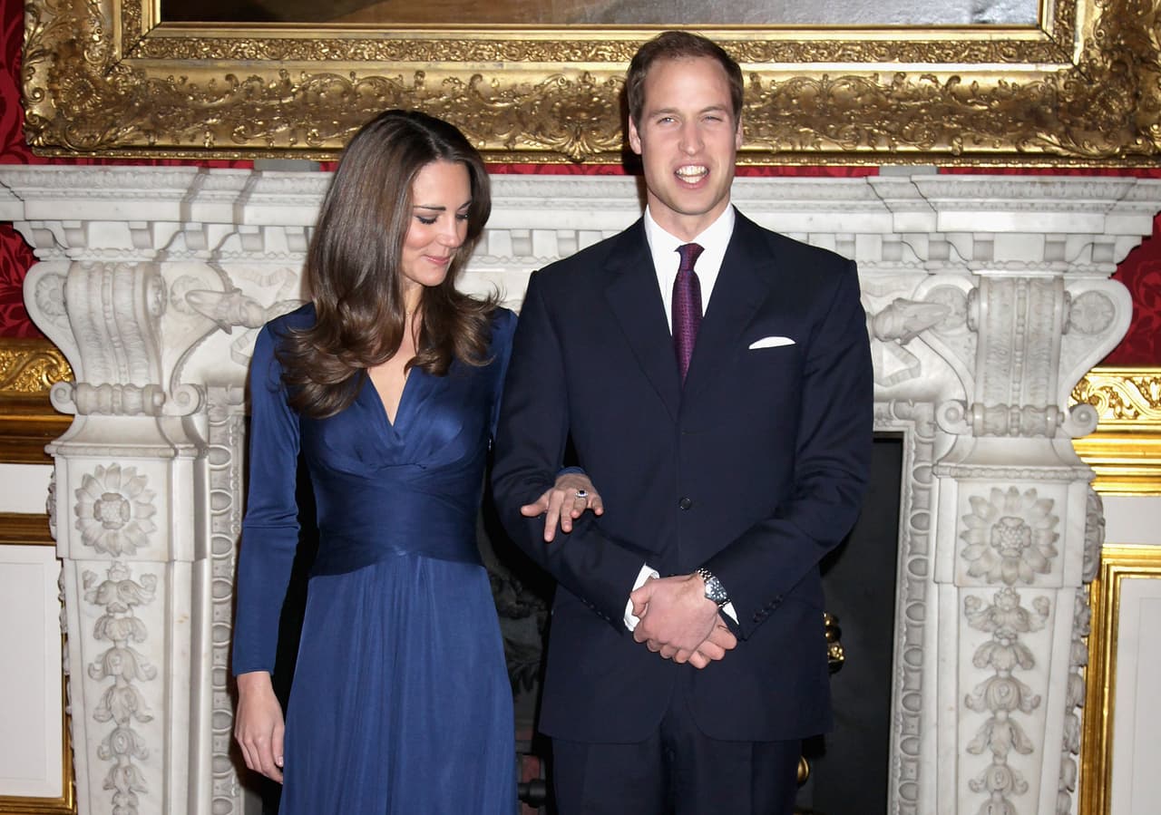 En 2010, el príncipe William le obsequió a Kate Middleton la misma sortija que habría pertenecido anteriormente a su madre. Se estima que actualmente este anillo tiene un valor por alrededor de los 358 mil euros.