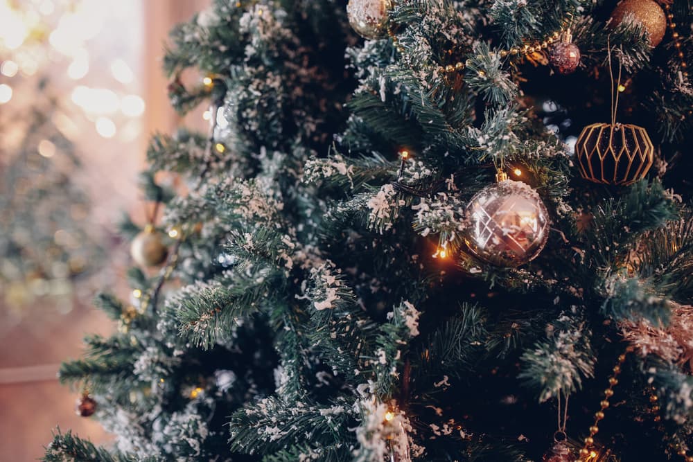 Optas por un árbol navideño sobrio, sin tantos adornos. Un poco de nieve o escarcha le dará ese toque de pulcritud que te distingue.