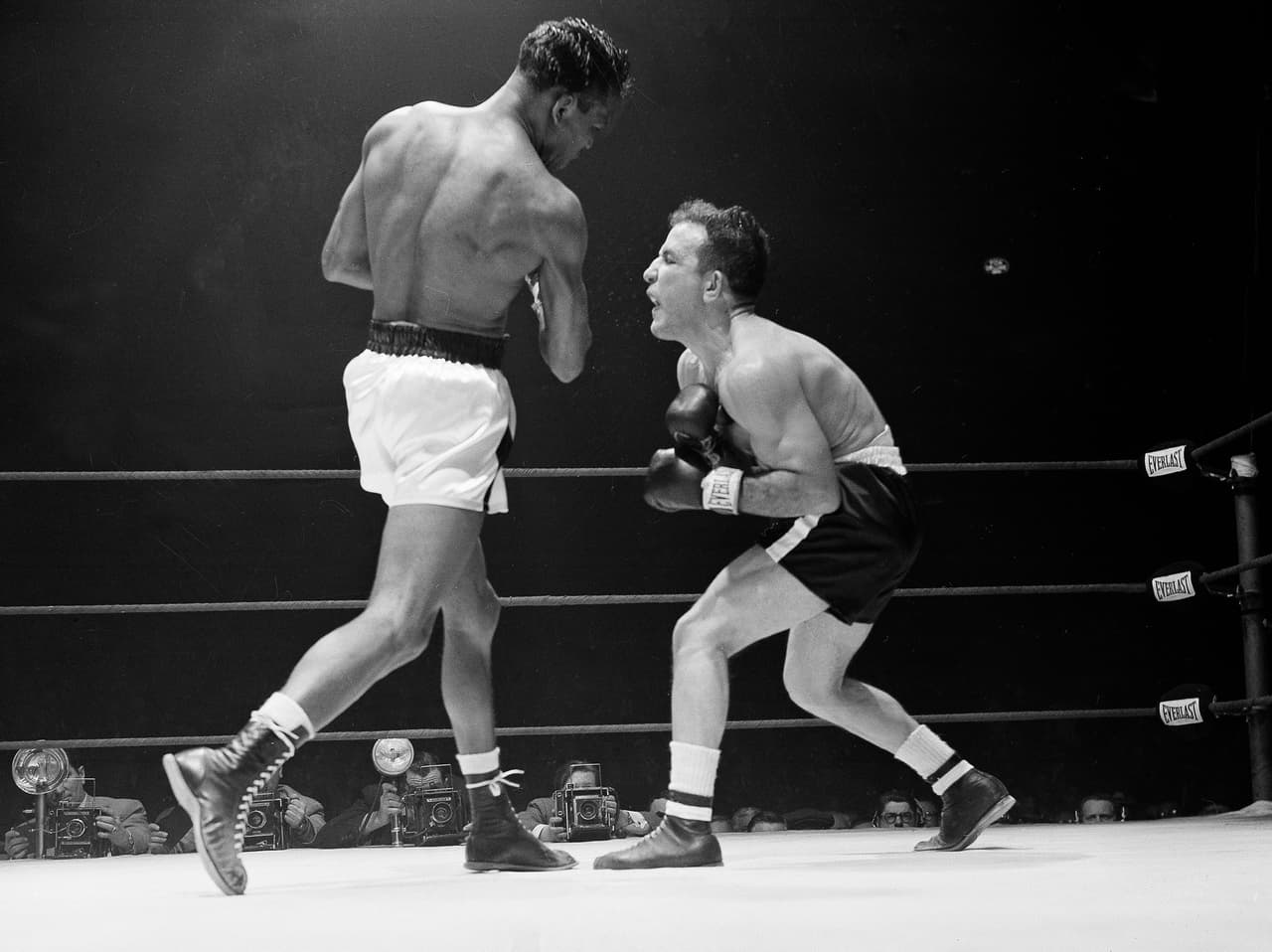 <b>Jake LaMotta vs Sugar Ray Robinson</b>. El 2 de octubre de 1942 se dio el primero de seis pleitos entre inmortales. Robinson subió a mediano y superó ampliamente a Jake LaMotta en 10 asaltos.