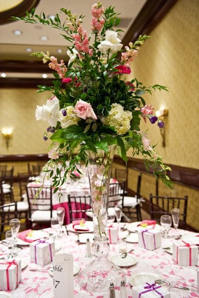 Muy llamativo. Si aún no decides cuál será la pieza de decoración protagonista de tu festejo, prueba con un centro floral XXL. Por supuesto, el evento debería acompañar ese estilo un poco barroco para que el conjunto luzca armonioso.