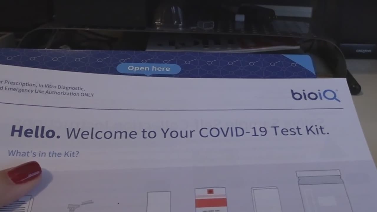 Distritos escolares entregan pruebas caseras rápidas de covid-19