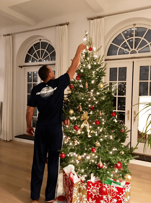 Con sus 6'3" (1.92 metros) de estatura, Alex Rodríguez se encargó de que las luces llegaran exactamente a donde querían.