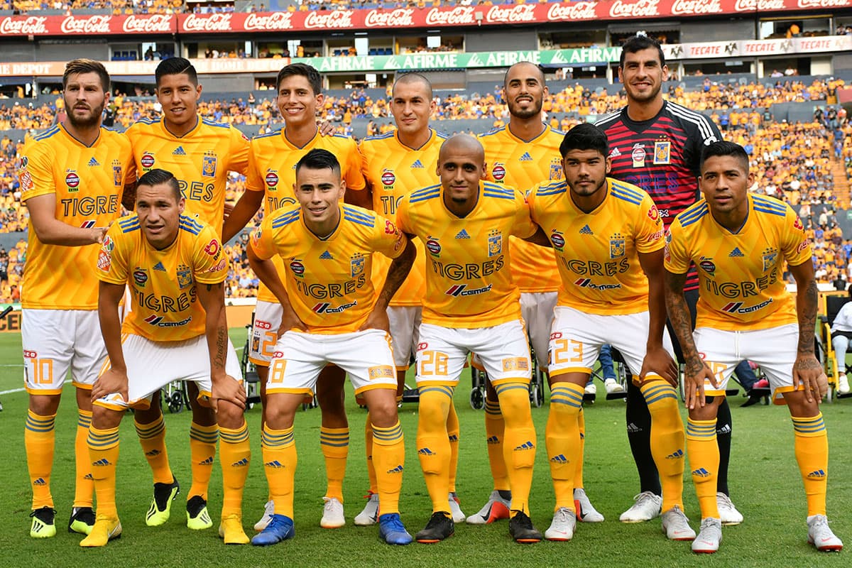 Los jugadores de Tigres posaron antes del inicio del juego.