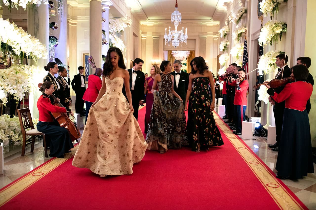 <b>10 de marzo. </b>Malia y Sasha Obama fueron invitadas a la Cena de Estado en honor al primer ministro de Canadá, Justin Trudeau y su esposa Sophie Grégoire-Trudeau. El fotógrafo de la Casa Blanca considera un honor la oportunidad de ver crecer a las dos jóvenes.