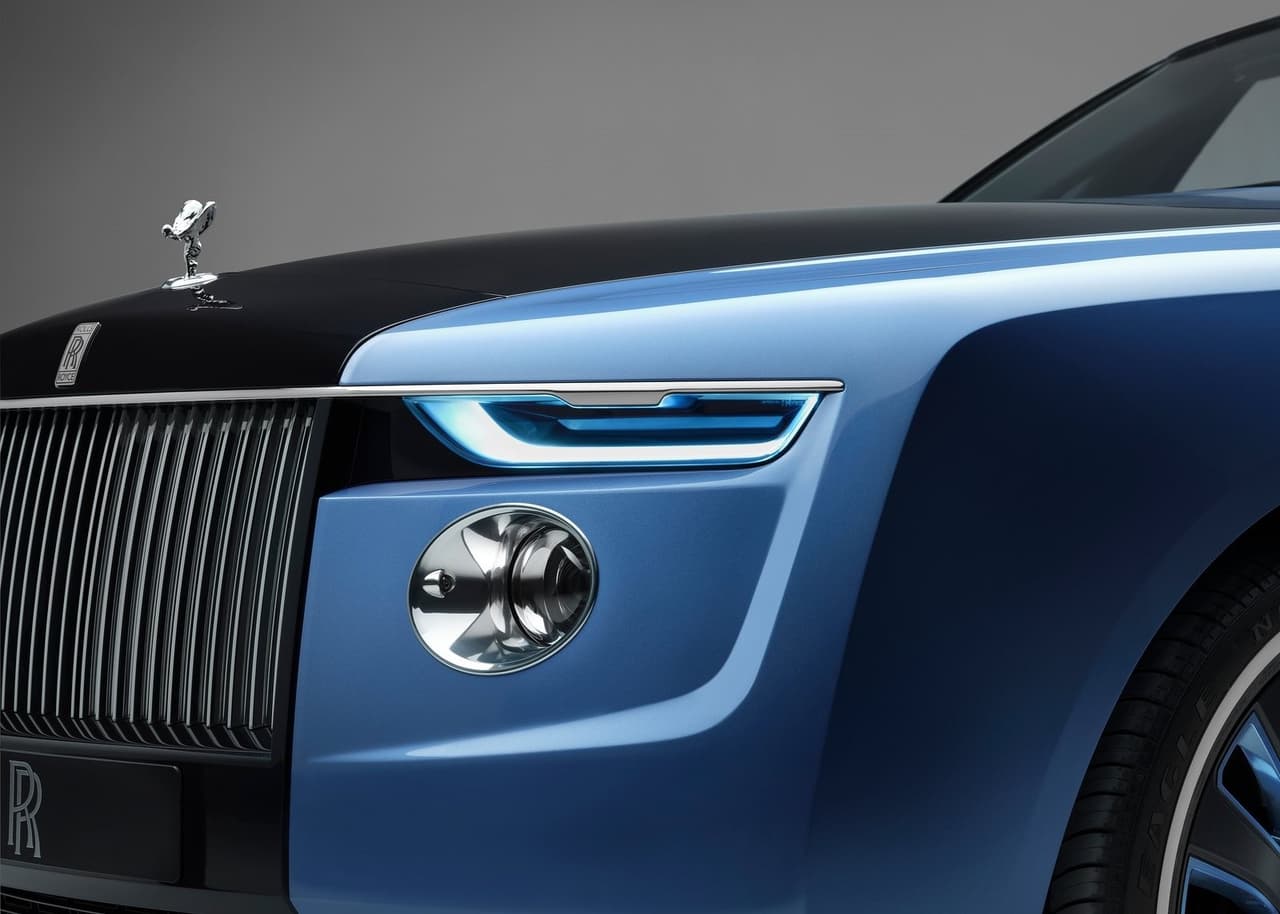 Según la fuente a la que tuvo acceso The Telegraph, Jay-Z también puso su firma en el lugar donde después fue colocado la popular escultura del espíritu del Éxtasis que va sobre el capó.