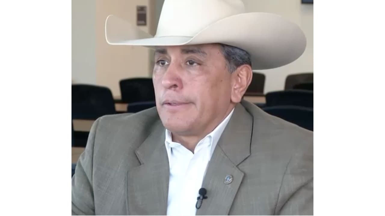 <h2 class="cms-H2-H2">Pete Luna</h2>
<br>
<h3 class="cms-H3-H3">Precandidato Demócrata</h3>
<br>
<br>
<h3 class="cms-H3-H3">¿Cuál es su motivación para ser Alguacil de Fort Bend?</h3>
<br>
<br>"La responsabilidad de un sheriff es trabajar por todas las comunidades de dónde eres o tu raza, eso no importa, solamente lo que importa es la seguridad de las familias. Además, el crimen está en incremento ahorita y la seguridad de las familias es lo más importante".
<br>
<br>
<h3 class="cms-H3-H3">¿Qué tan importante es para usted la diversidad en los agentes que están en contacto con la comunidad?</h3>
<br>
<br>"Es difícil porque personas no quieren trabajar en este trabajo, pero creo que es un buen trabajo y creo que con reclutamiento ayudará a la comunidad".
<br>
<br>
<h3 class="cms-H3-H3">¿Cuál es su objetivo principal en la lucha contra el crimen?</h3>
<br>"Trabajar para toda la gente con todas las comunidades, la relación de los oficiales con la comunidad es muy importante y trabajar con los empleados en Fort Bend County porque ahorita es muy diferente".
<br>
<br>