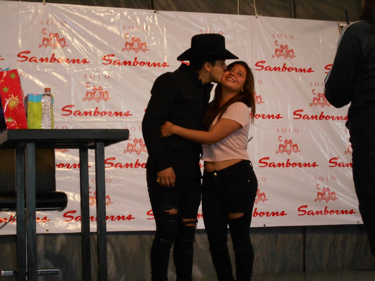 Obvio, las más afortunadas se llevaron un besote del galanazo.