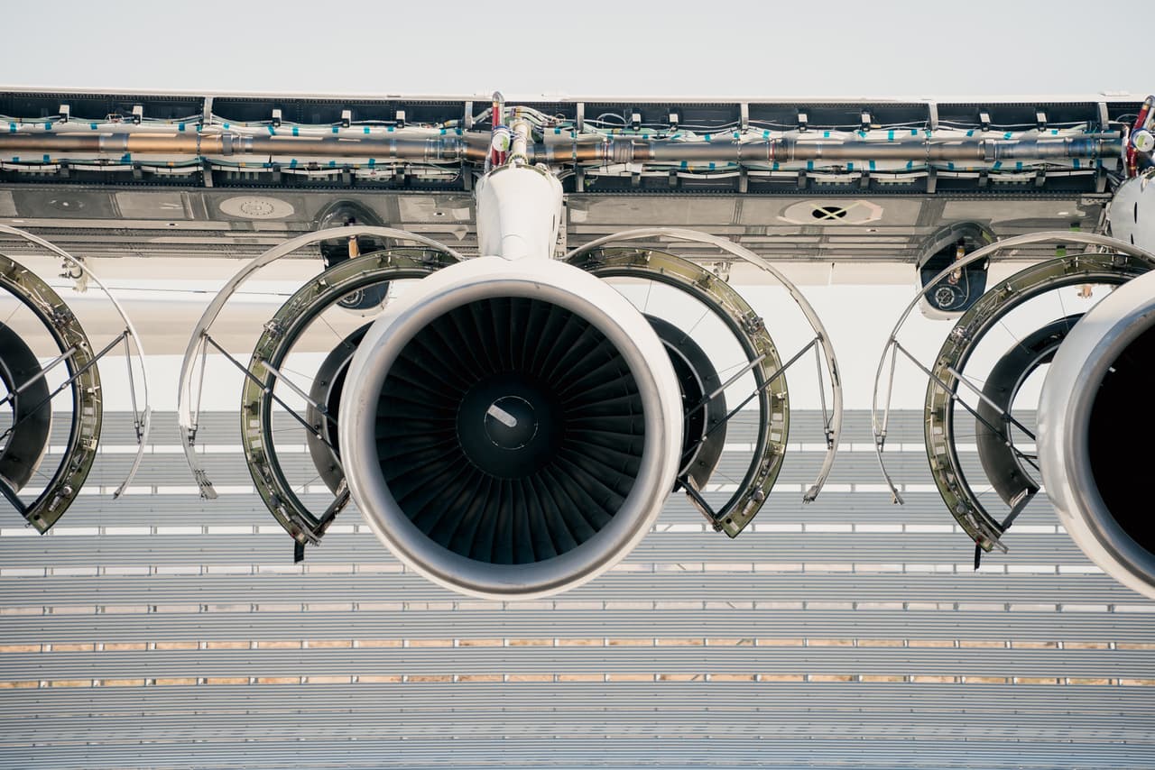 Antes del Stratolaunch, el anterior líder de envergadura fue el H-4 Hercules de ocho motores de la era de la Segunda Guerra Mundial, apodado el Spruce Goose. Hoy en día se encuentra en un museo de aviación en Oregon y tiene una longitud de aproximadamente 320 pies (97,5 metros) pero poco menos de 219 pies (67 metros) de largo.
