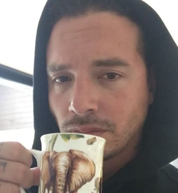 El mayor placer del nominado a Mejor Álbum de Música Urbana, es saborear una buena taza de café. En sus redes sociales da a sus fans los buenos días miestras degusta esta predilecta mezcla.