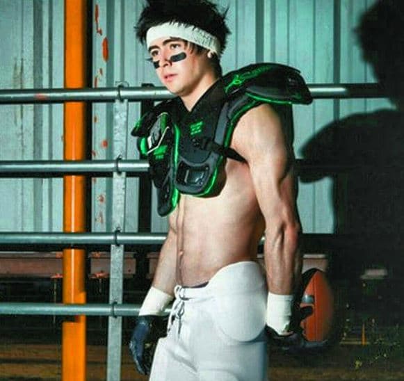 Desde sus años en la escuela, el deporte ha sido otra de sus pasiones.