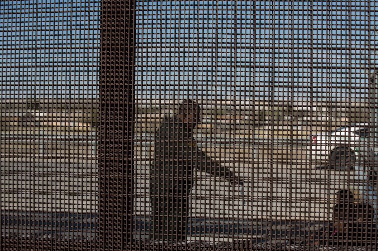 La frontera del sector El Paso está resguardada en buena parte por una verja metálica doble. Y no toda tiene muros construidos por el hombre, solo 83 millas. Otra parte tiene barreras naturales, como montañas.