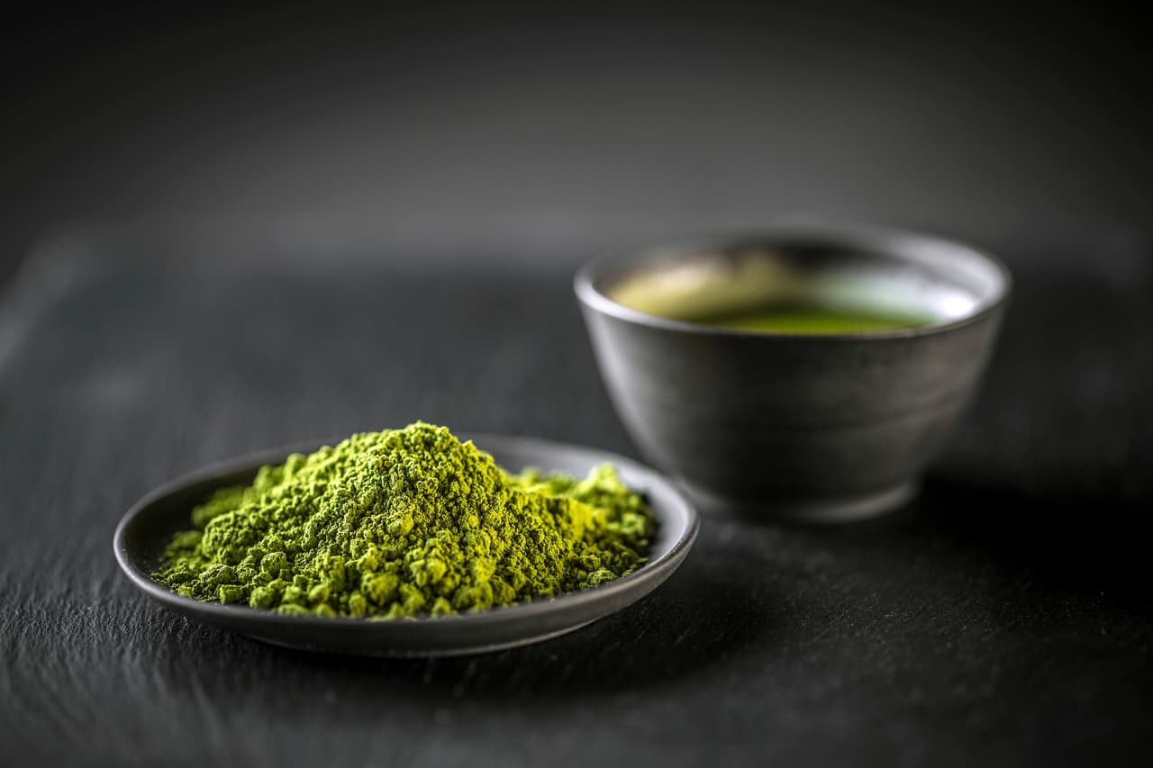 <h3>4. Té verde</h3>Cuando los expertos en belleza comprobaron que las propiedades antioxidantes de esta planta, de origen chino, resultaban tan benéficas para fines cosméticos como de salud, no dudaron en usarla para desarrollar nuevos productos. Y es que esas moléculas ayudan a prevenir y revertir el daño de la radiación UV en la piel, recuperar la elasticidad y combatir los signos de la edad.
<br>