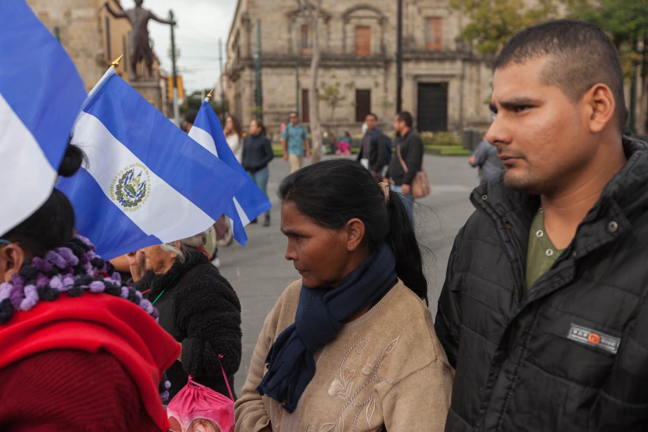 La Caravana de Madres Centroamericanas recorre las calles de Guadalaja durante un acto de protesta para exigir la aparición de sus hijos.