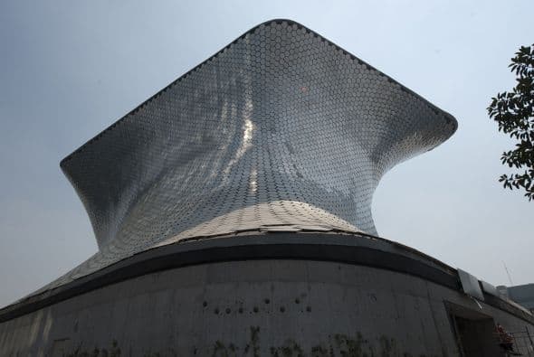 No contento con todo lo anterior, el empresario Slim, con una fortuna calculada en $74 mil millones -según Forbes-, construyó con inversión propia en marzo de 2011 el museo Soumaya (nombre de su esposa ya fallecida) con miles de piezas "para que los mexicanos que no pueden viajar al extranjero conozcan físicamente obras de los más grandes artistas", según el millonario, citado por la agencia AFP.