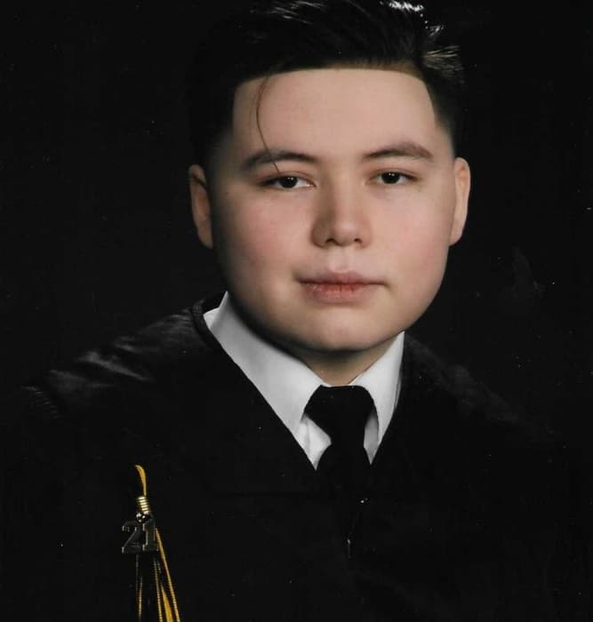 <b>Desmond Roland</b> — Benjamin Holt College Preparatory
<br>
<br>"¡Tu familia te felicita por este logro, Desmond!"