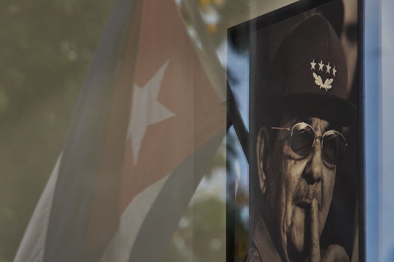 Se ve una fotografía de Raúl Castro con el reflejo de una bandera cubana en una tienda estatal en La Habana, Cuba, el martes 2 de junio de 2026. (Foto AP/Ramon Espinosa)