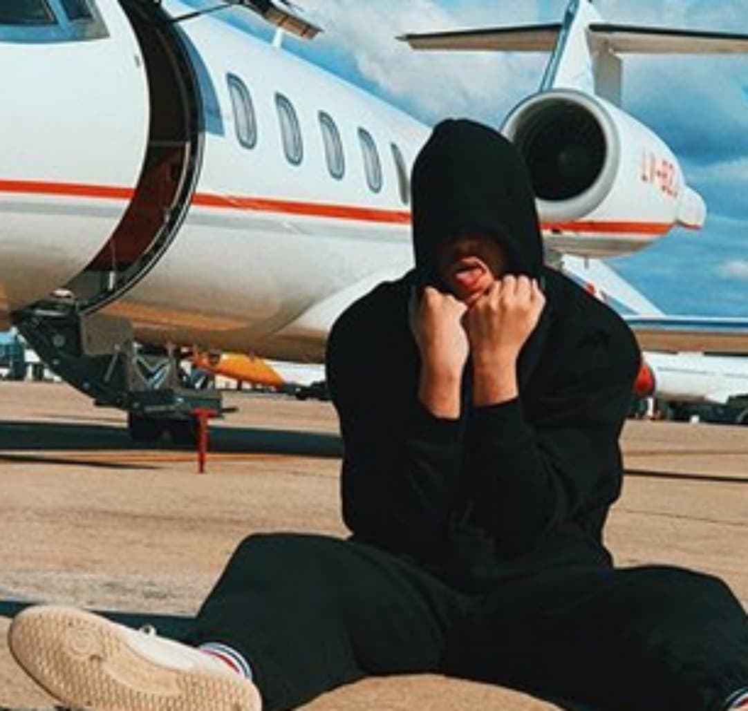 Los tiene más sobrios como este en color negro, con el que 
<b>se cubrió prácticamente todo el rostro </b>al posar para esta foto y colocarla en sus redes sociales.