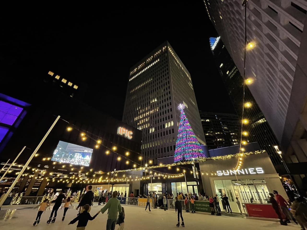 <b><a href="https://colonysquare.com/events/skate-on-the-square/" target="_blank">Skate on the Square (The Plaza en Colony Square)</a></b>. Patina en Colony Square mientras se transforma The Plaza en una pista de hielo al aire libre para la temporada navideña.