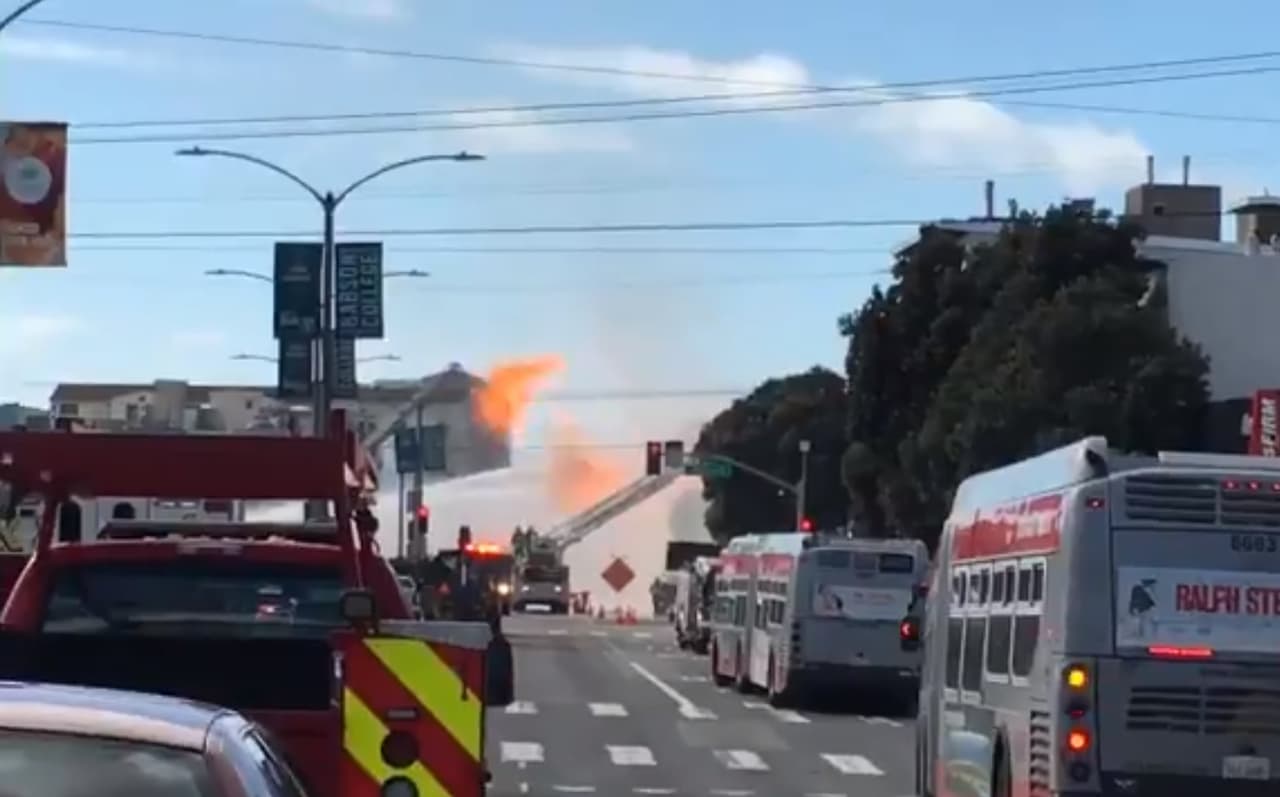 El incendio está afectando gravemente el tránsito en la zona.