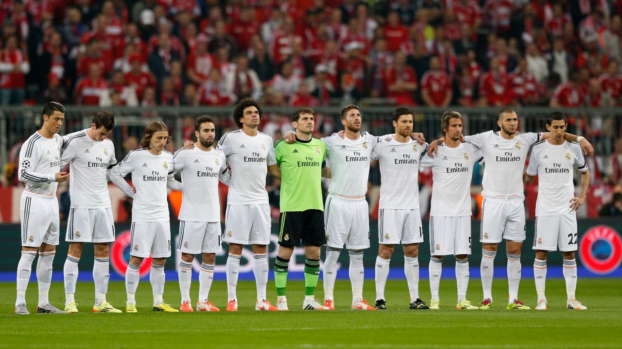 Por su parte, los 'merengues' lo hicieron con: Casillas; Dani Carvajal, Sergio Ramos, Pepe, Coentrao; Xabi Alonso, Modric, Di María; Bale, Benzema, Cristiano Ronaldo.