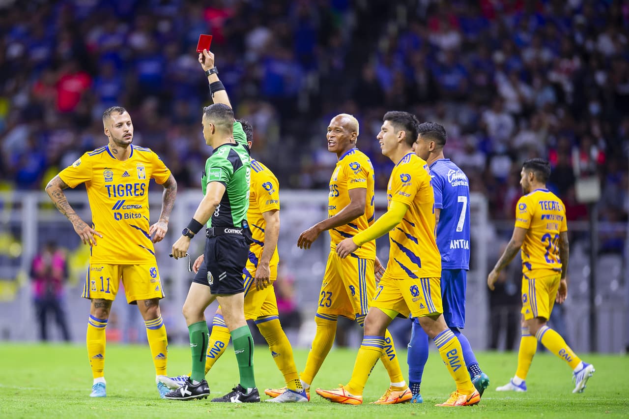 Tigres aprovechó las tímidas intenciones ofensivas de Cruz Azul y se puso en ventaja, la Máquina celeste intentó reaccionar en el segundo tiempo pero no le alcanzó para emparejar y el equipo del Piojo se llevó la ventaja.