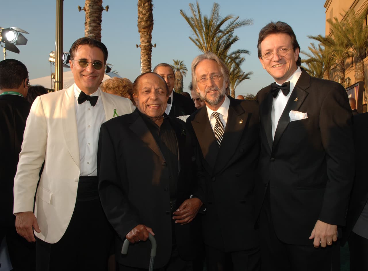 Andy García, Cachao, Neil Portnow y Gabriel Abaroa, asistentes a la sexta entrega de Latin GRAMMY realizada en el Shrine Auditorium.