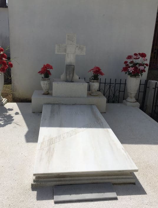 Visitó las tumbas de sus abuelos en el cementerio.