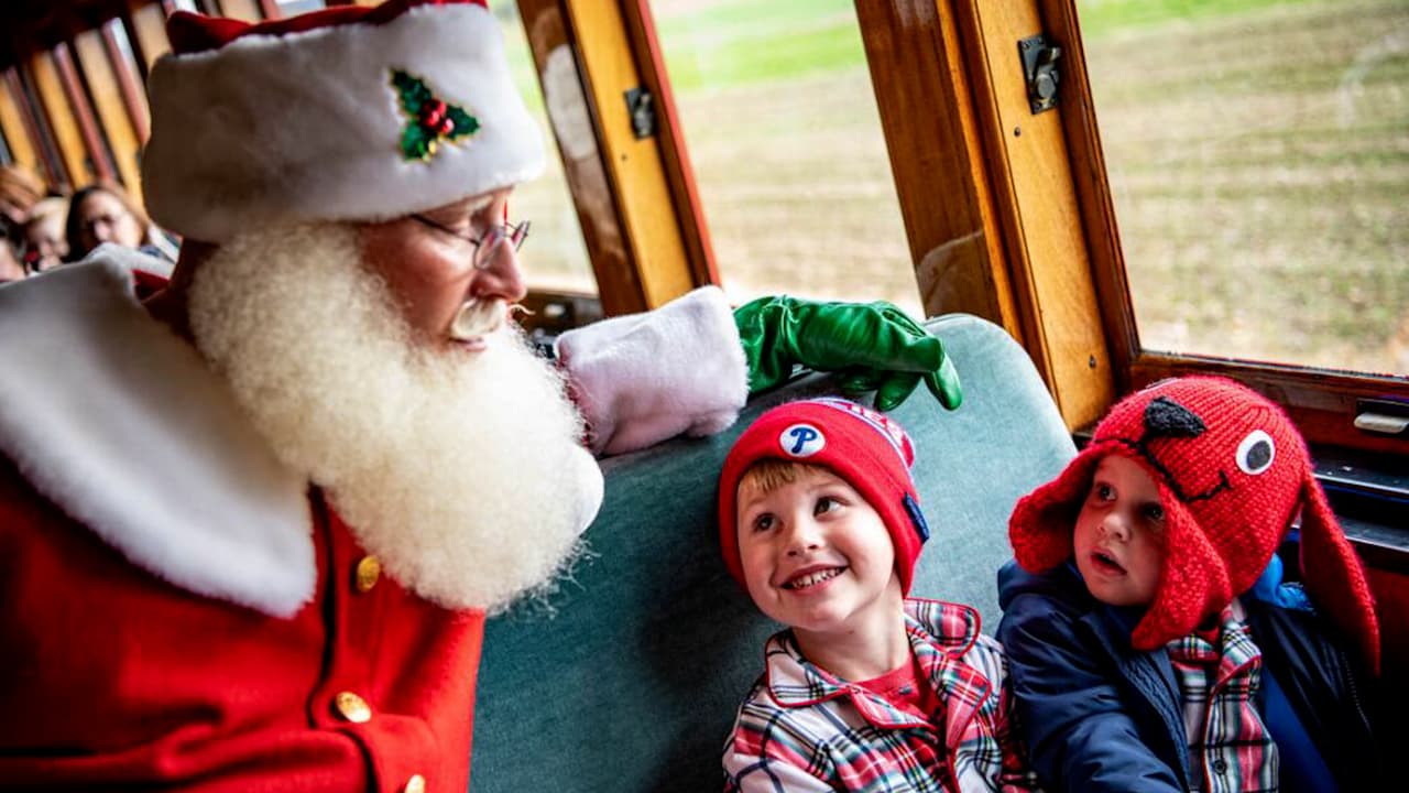 Para muchos la Navidad es una época mágica en la cual se permite creer en Santa Claus, los duendes y hasta en el trineo volador tirado por renos. En Pensilvania, varios paseos en tren prometen darte un poco de ese sentimiento festivo y -si bien no te transportarán al Polo Norte- podrían ser lo más cercano a estar cerca de vivir en persona el cuento de El Expreso Polar, la historia ilustrada del escritor estadounidense Chris Van Allsburg y que se ha vuelto un clásico de la temporada. Acá algunos de los mejores.