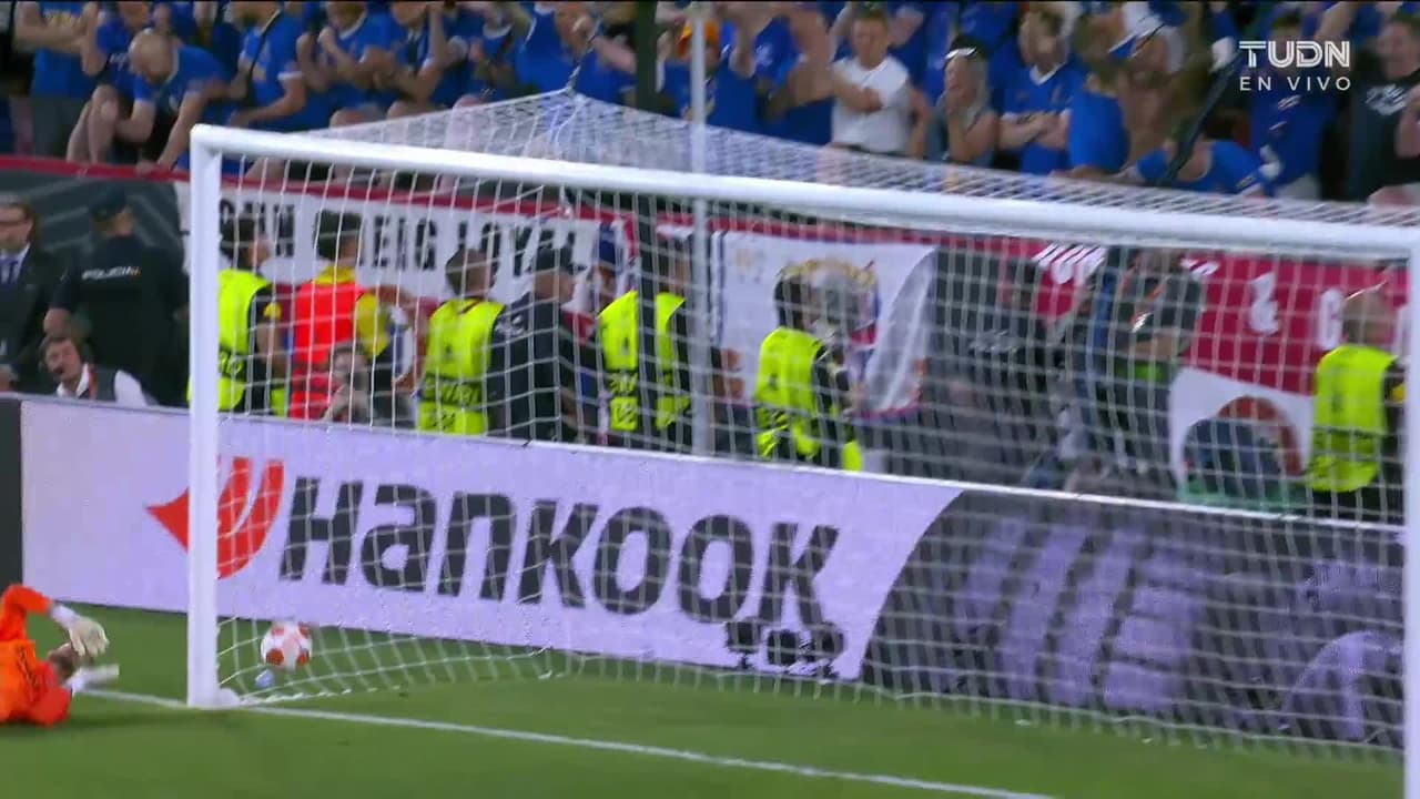 ¡GOL!  anota para Eintracht Frankfurt. Daichi Kamada