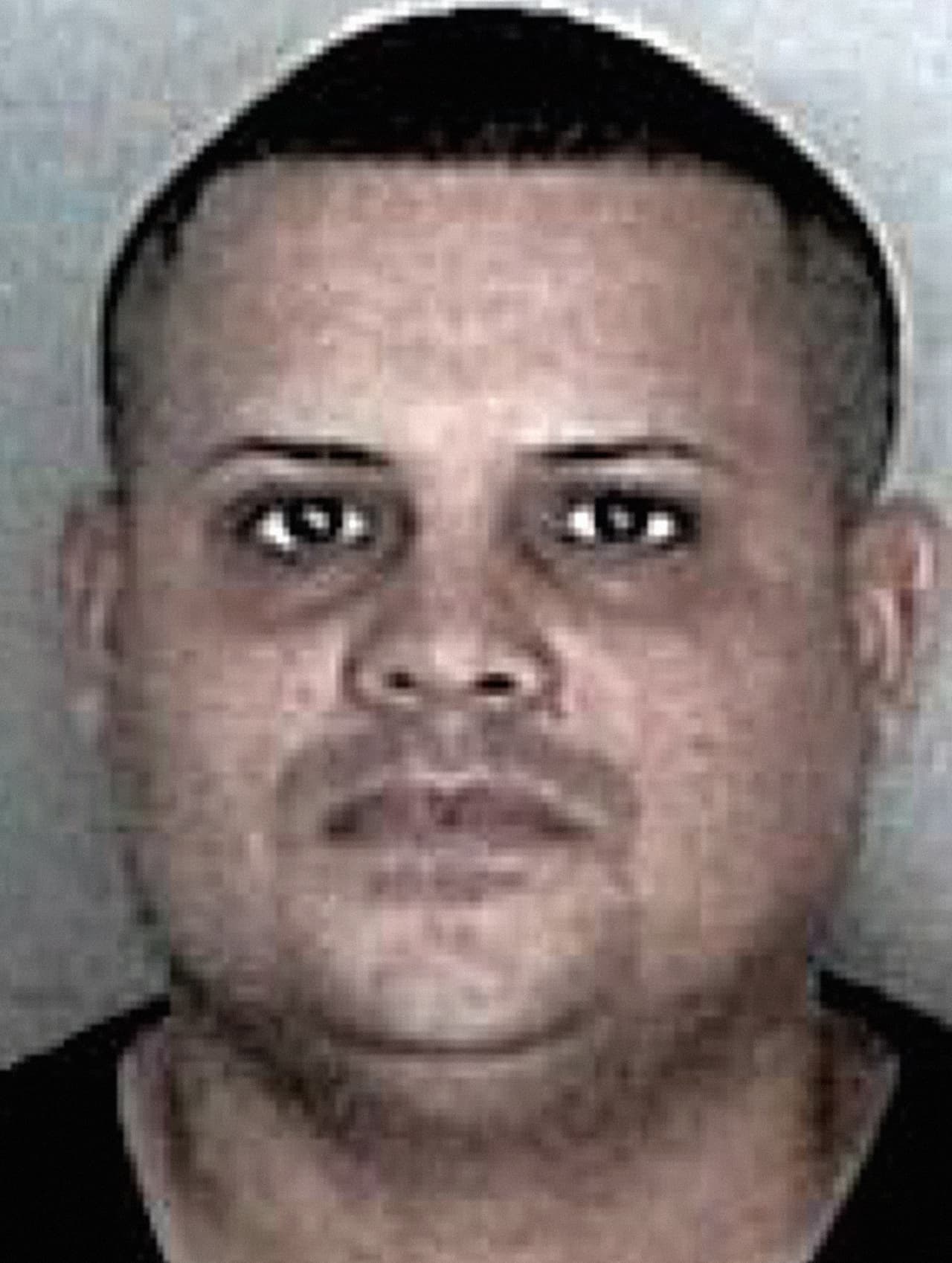 Ramón M. Colón Crespo de Arecibo. Buscado por Asesinato y Ley de Armas con una fianza de $500,000.