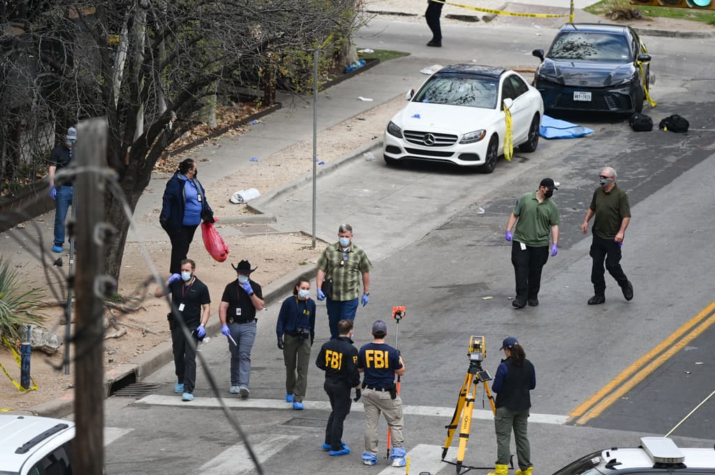 El gobernador de Texas, 
<b><a href="https://www.univision.com/local/austin-kakw/gobernador-texas-responde-tiroteo-austin-bufords-potencial-terrorismo" target="_blank">Greg Abbott, explicó a través de un mensaje escrito</a> </b>que 
<b>dio instrucciones para "aumentar las patrullas y el personal policial en el Distrito de la Calle Sexta</b>, en el centro de Austin, 
<b>durante los fines de semana</b>. Debemos asegurar un número suficiente de efectivos policiales sobre el terreno para 
<b>desalentar la actividad delictiva</b>".