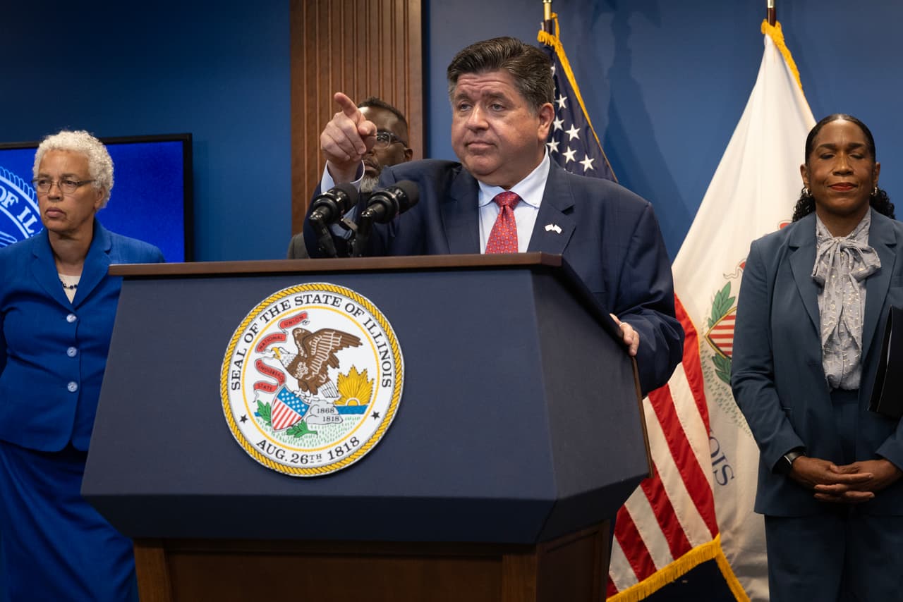 “Donald Trump está insistiendo en mandar a miembros de la Guardia Nacional y vehículos militares en el área naval de los Grandes Lagos”, explicó Pritzker, advirtiendo que
<b>podrían colaborar con agencias federales como ICE y la Patrulla Fronteriza.</b>