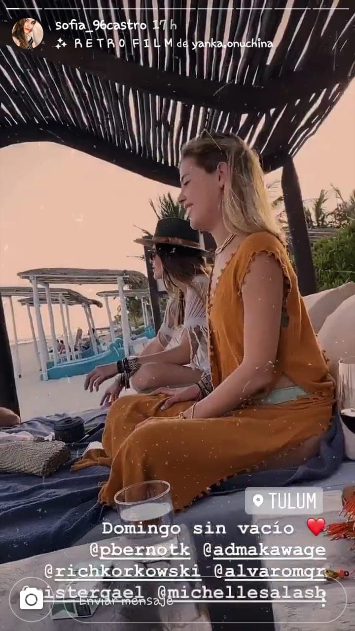 Entre los acompañantes de la pareja se encontraba 
<b><a href="https://www.univision.com/famosos/stephanie-salas-revela-que-ella-saco-adelante-a-su-hija-michelle-salas-sin-la-ayuda-de-luis-miguel-fotos">la hija de Luis Miguel, Michelle Salas</a></b>.