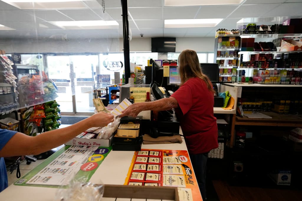 Mujer utiliza las edades de sus nietos para ganar más de $200 mil dólares en raspadito de la lotería