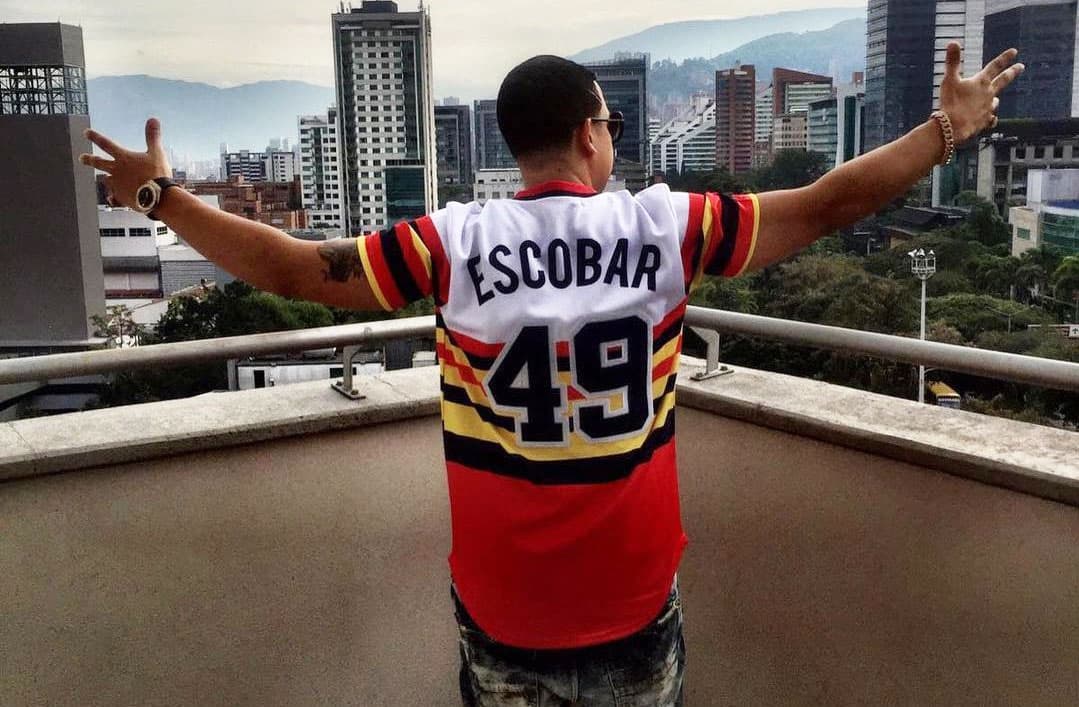 Hace poco el reggaetonero J. Álvarez causó controversia al vestir una camiseta con el nombre de Escobar, por lo que fue criticado. No cabe duda que ha pesar de haber muerto hace 23 años, Pablo Escobar sigue vigente.