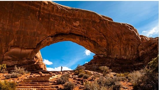 Arches National Park
<br>Si tu idea es visitar este majestuoso parque durante estos días, debes tomar en cuenta que estará lleno, así que deben estar preparados y lo mejor será reservar a través de recreation.gov. La distancia desde Salt Lake City es de 4 horas y media en automóvil, pero vale la pena porque los paisajes que tiene este lugar no los podrás ver en otro lado. El parque está adyacente al río Colorado, 4 millas (6 km) al norte de Moab, Utah.