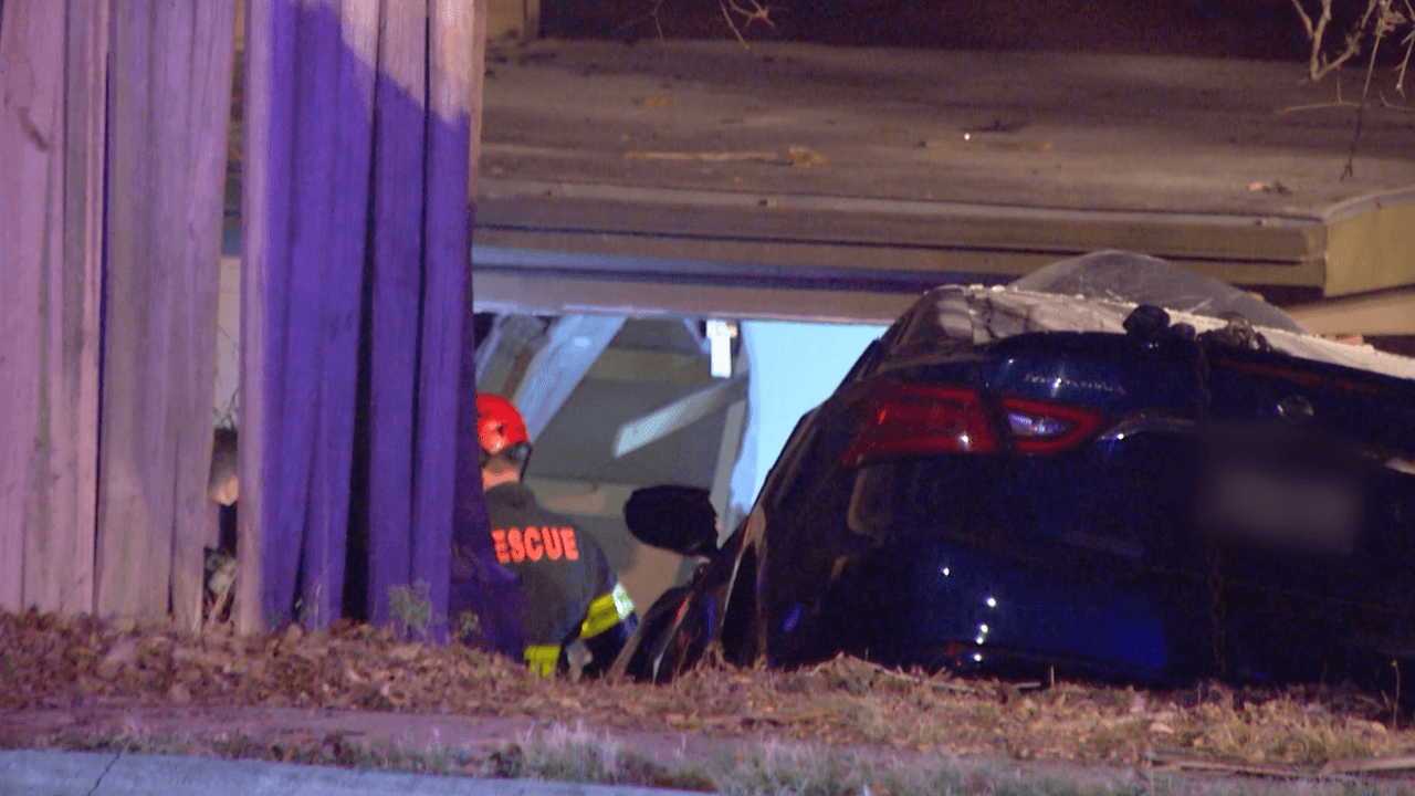 Sospechosa de conducir ebria se estrella contra una casa y llega hasta la habitación