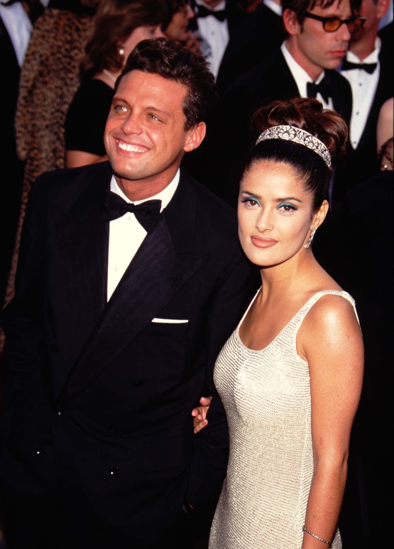 Inolvidable también fue la cercanía que tuvieron Salma Hayek y Luis Miguel, el rumor creció cuando aparecieron juntos en la Vanity Fair Oscar Party, del año 1997.