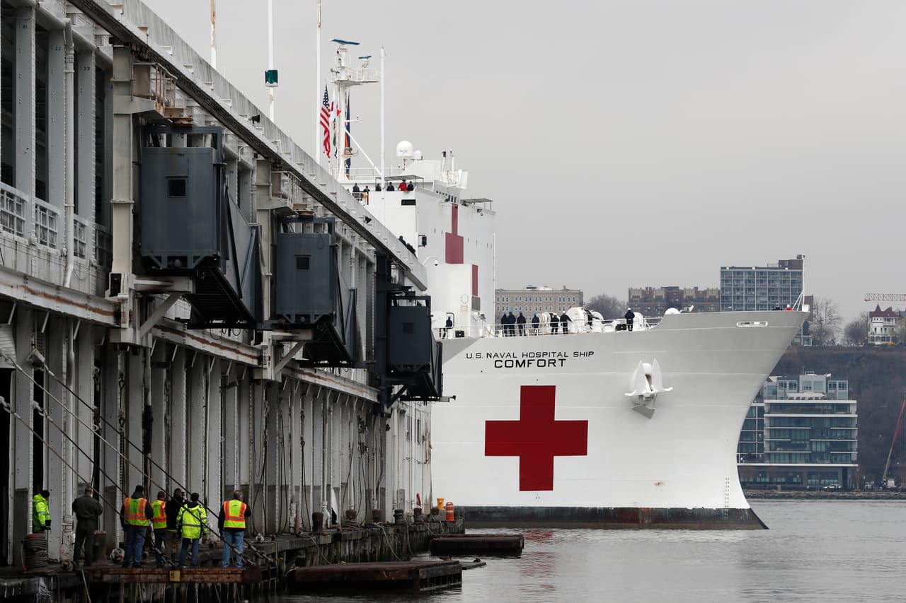 Llegando al puerto en Nueva York, el buque hospital "Comfort" fue recibido por el Alcalde Bill de Blasio y el Gobernador Andrew Cuomo. El barco hospital estará disponible inmediatamente.