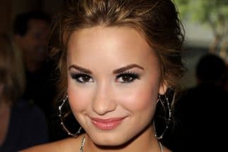 Demi fue internada en el Providence Tarzana Medical Center debido a dificultades respiratorias. Daily Mail indicó que interrumpió la grabación de su CD.