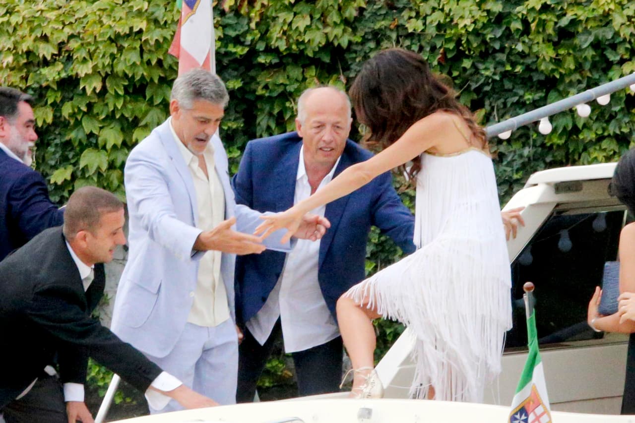 Muy atento y caballeroso, como siempre, George ayudó a Amal a bajar.
