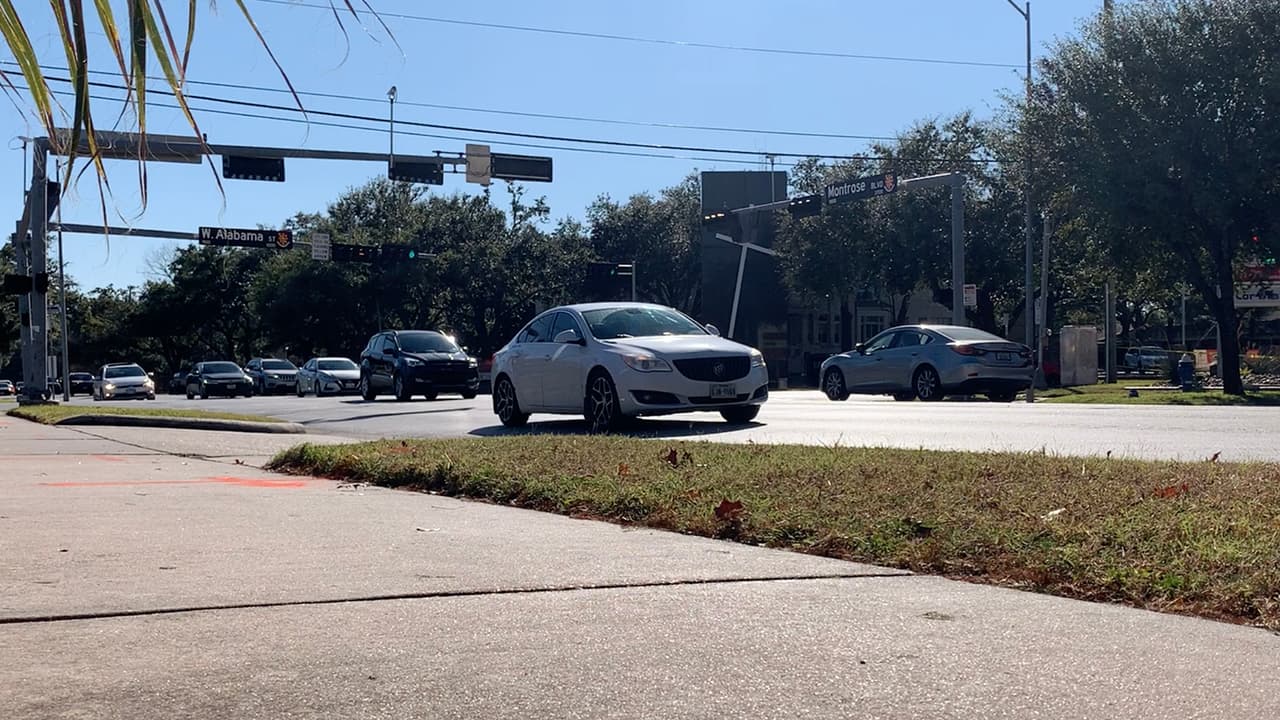 Los funcionarios encargados de hacer cumplir la ley dicen que muchas de las
<a href="https://www.univision.com/local/houston-kxln/el-negocio-de-placas-temporales-en-redes-sociales-un-fraude-en-el-que-siguen-cayendo-muchos-hispanos">placas son falsas</a> y se crearon como una forma de evitar pagar peajes.